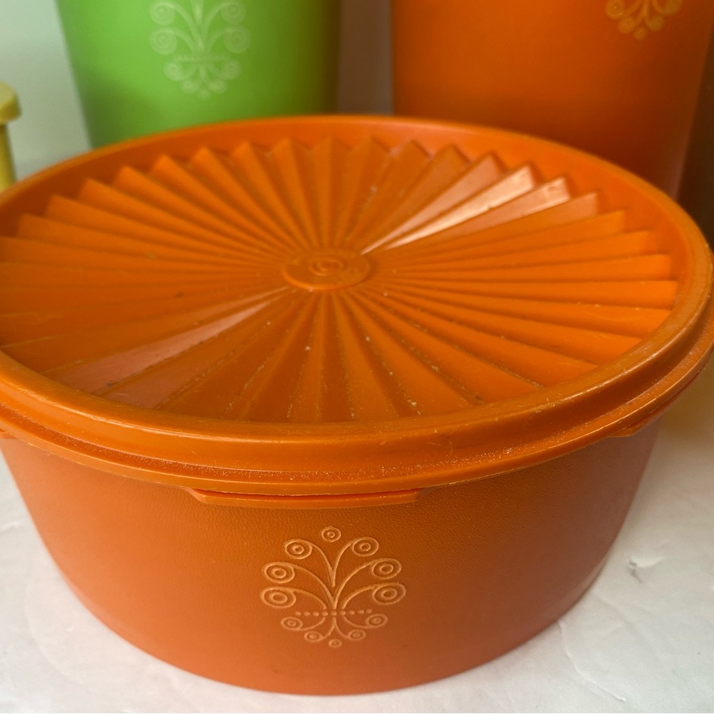 TUPPERWARE Servalier Storage Container 1204-7 Orange w/ Starburst Lid 8" x 3.25”